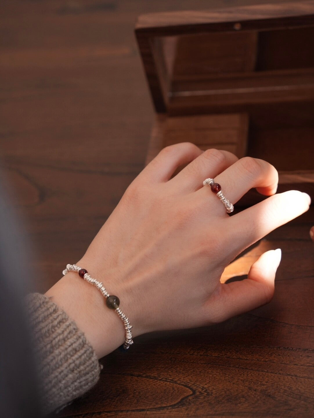 Chiang Mai Garnet Kyanite Beaded Bracelet - Lumivault