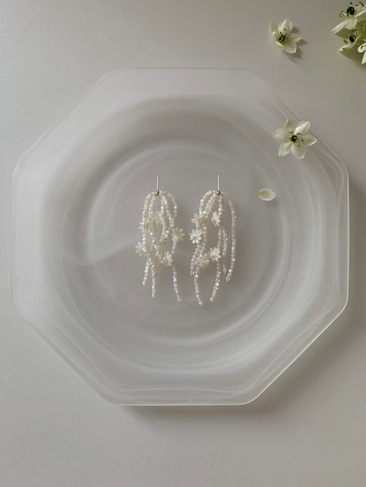 Flower Room White Oyster Necklace Earrings