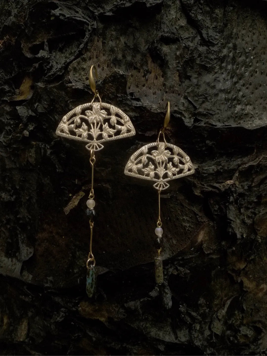 Silver Fan Asymmetric Beaded Earrings | GL42GI - Lumivault