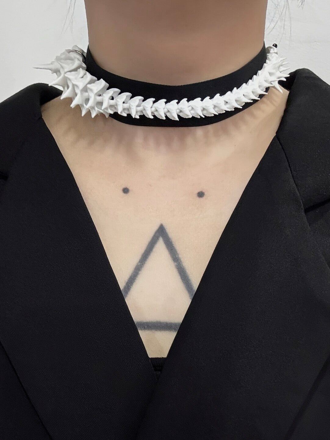 Silk & Print Spine Choker,White,Lumivault.