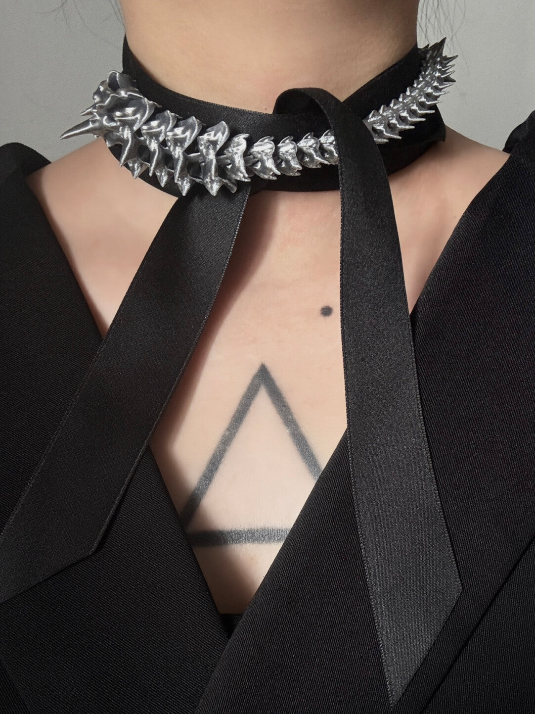 Silk & Print Spine Choker,Silver Gray,Lumivault.