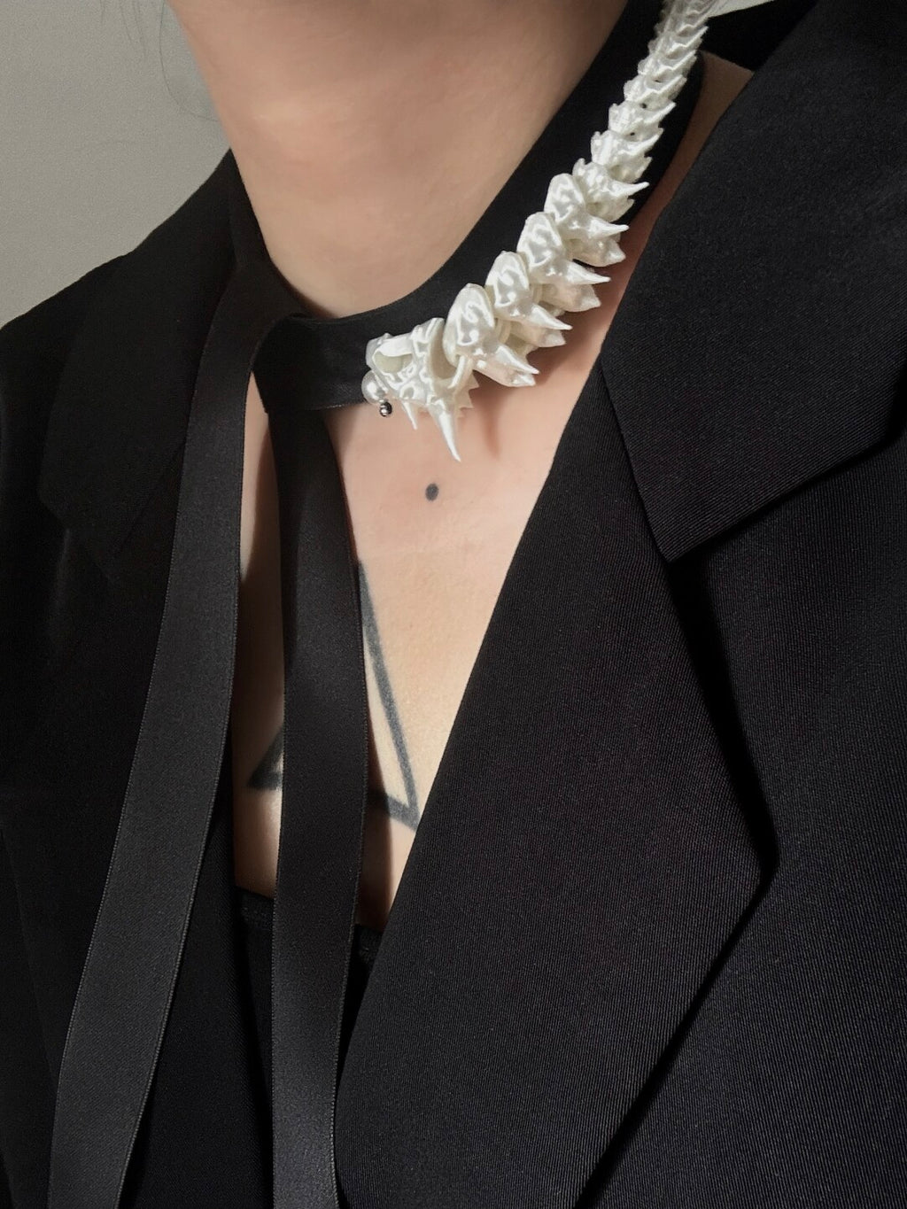 Silk & Print Spine Choker,Lumivault.