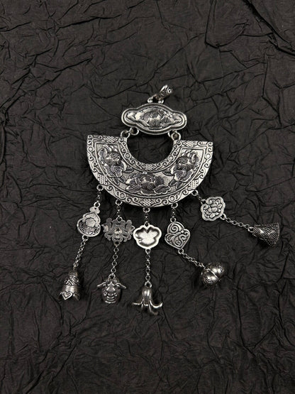 Half‑Moon Lock Sweater Chain