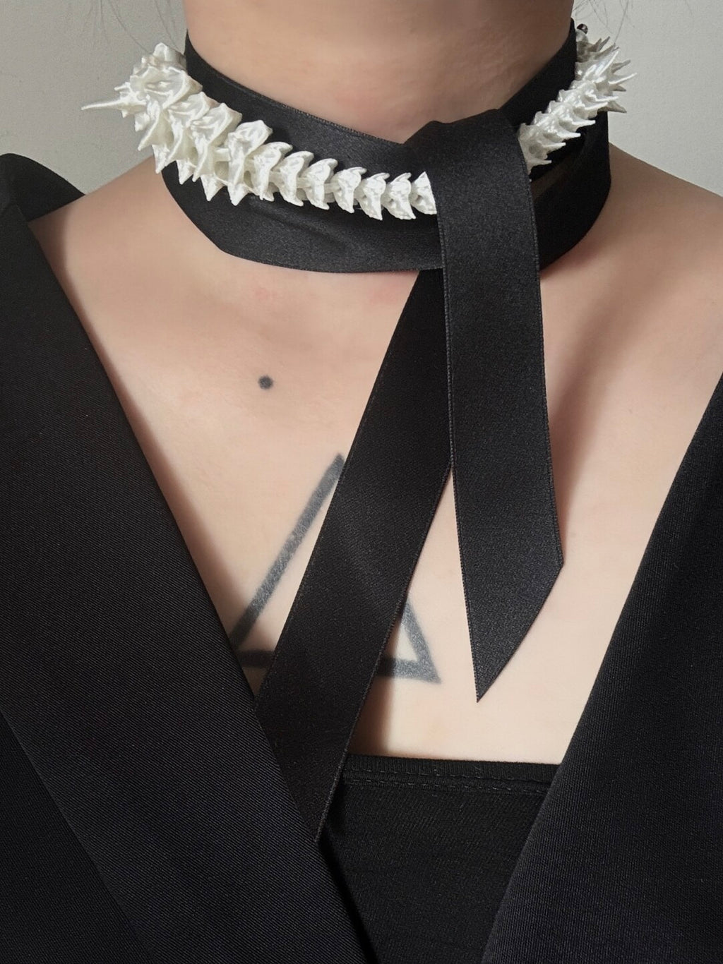 Silk & Print Spine Choker,Lumivault.