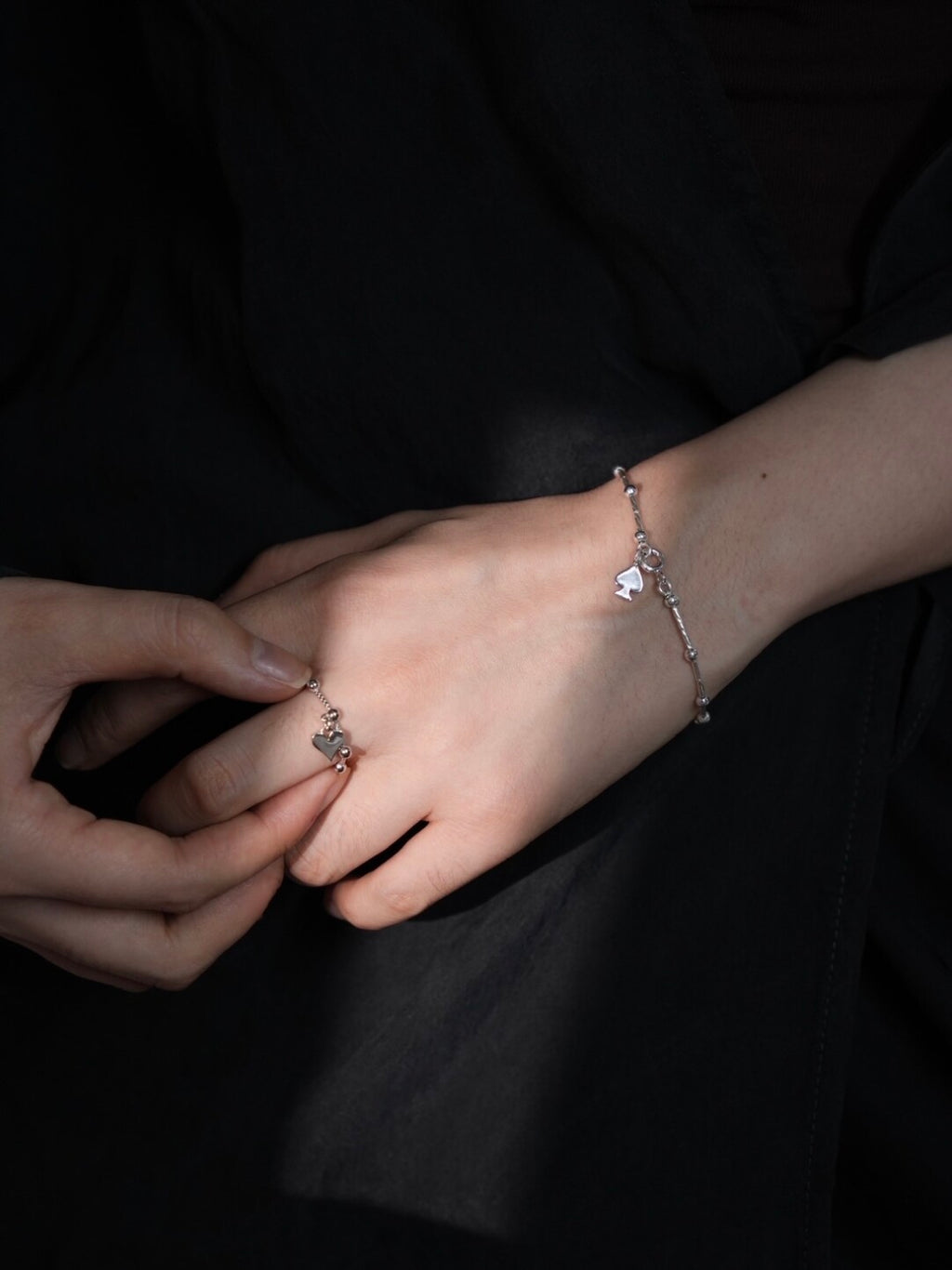 A Winning Hand Ring,Lumivault.
