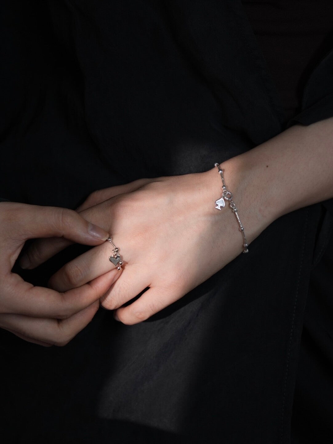 A Winning Hand Ring - Lumivault