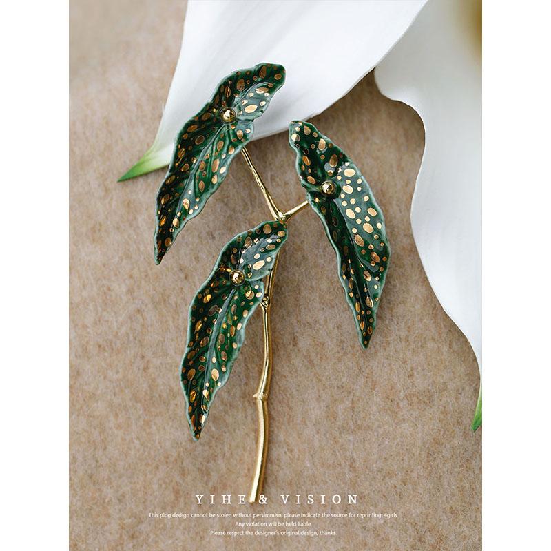 Begonia Ceramic Brooch,Dark Green,Lumivault.