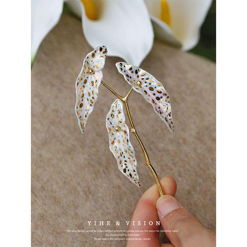 Begonia Ceramic Brooch,White,Lumivault.