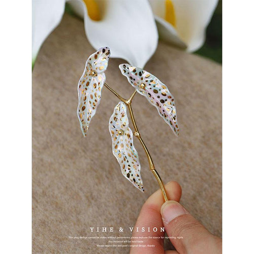 Begonia Ceramic Brooch,White,Lumivault.