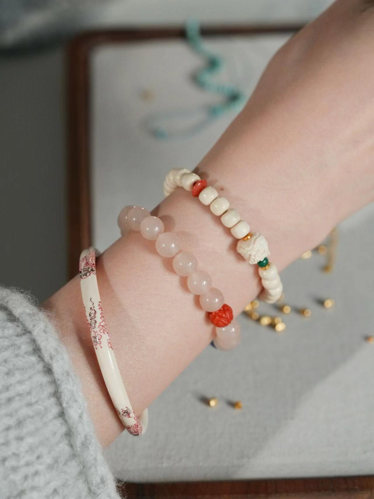 Chinoiserie  Vanilla South Red Agate Bracelet - Lumivault