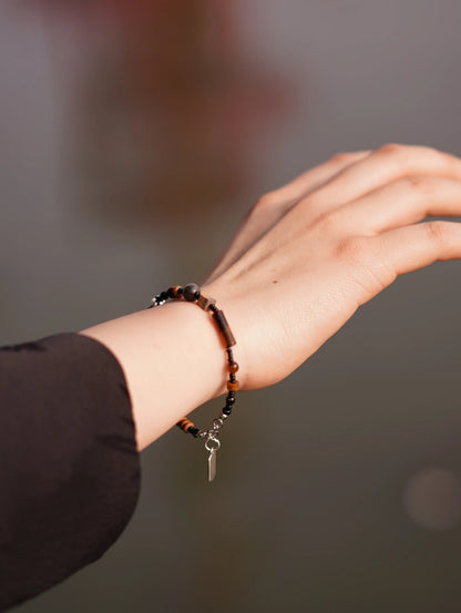 Chinoiserie Silver Safe And Sound Pendant Beaded Bracelet - Lumivault