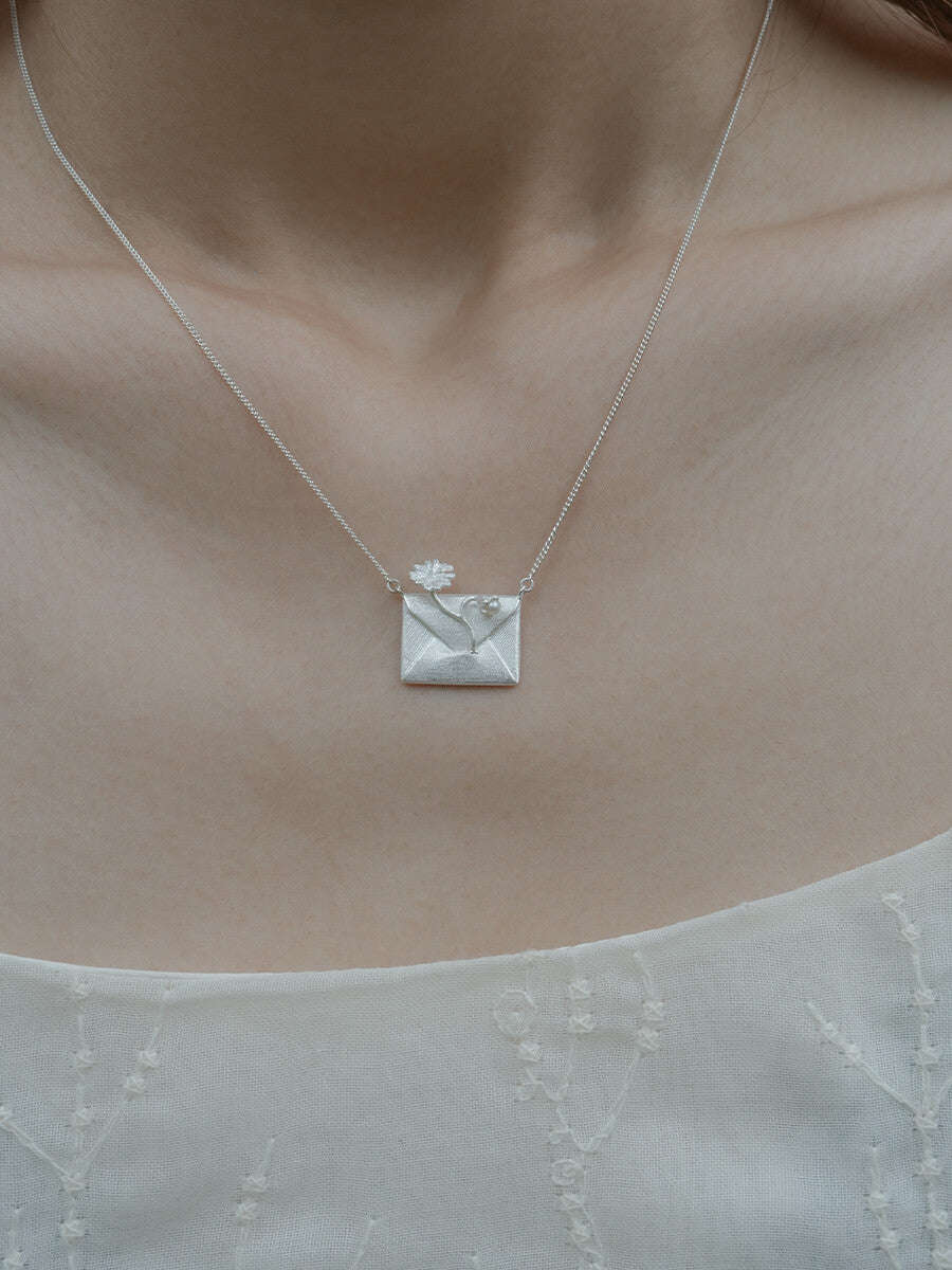 Daisy‘s Letter Silver Necklace,Lumivault.