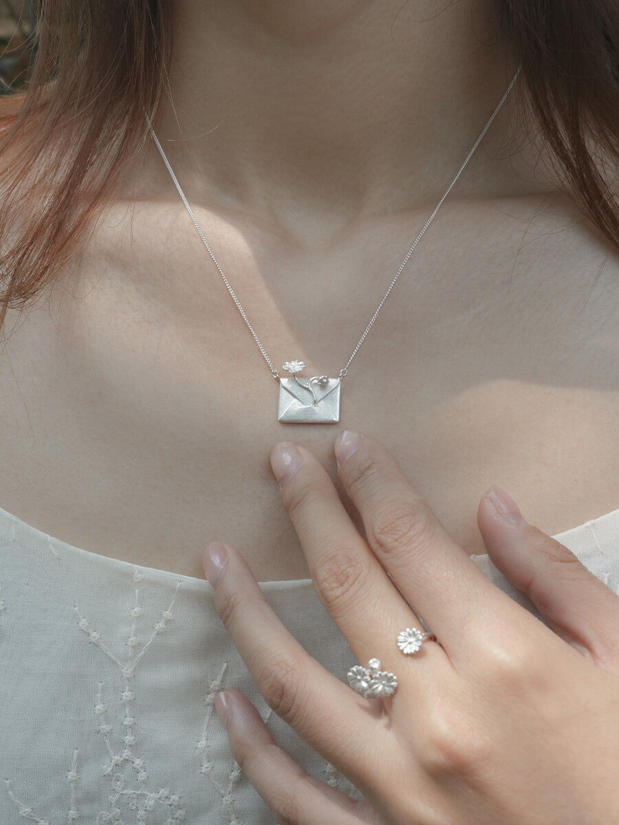 Daisy‘s Letter Silver Necklace,Lumivault.