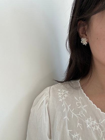Gentle Small Flower Nacre Earrings - Lumivault