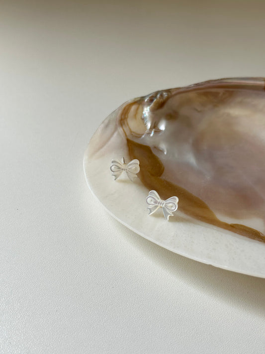 Mini Bow Shell Earrings - Lumivault