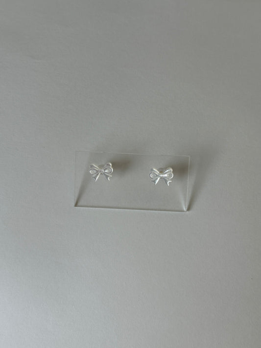 Mini Bow Shell Earrings - Lumivault