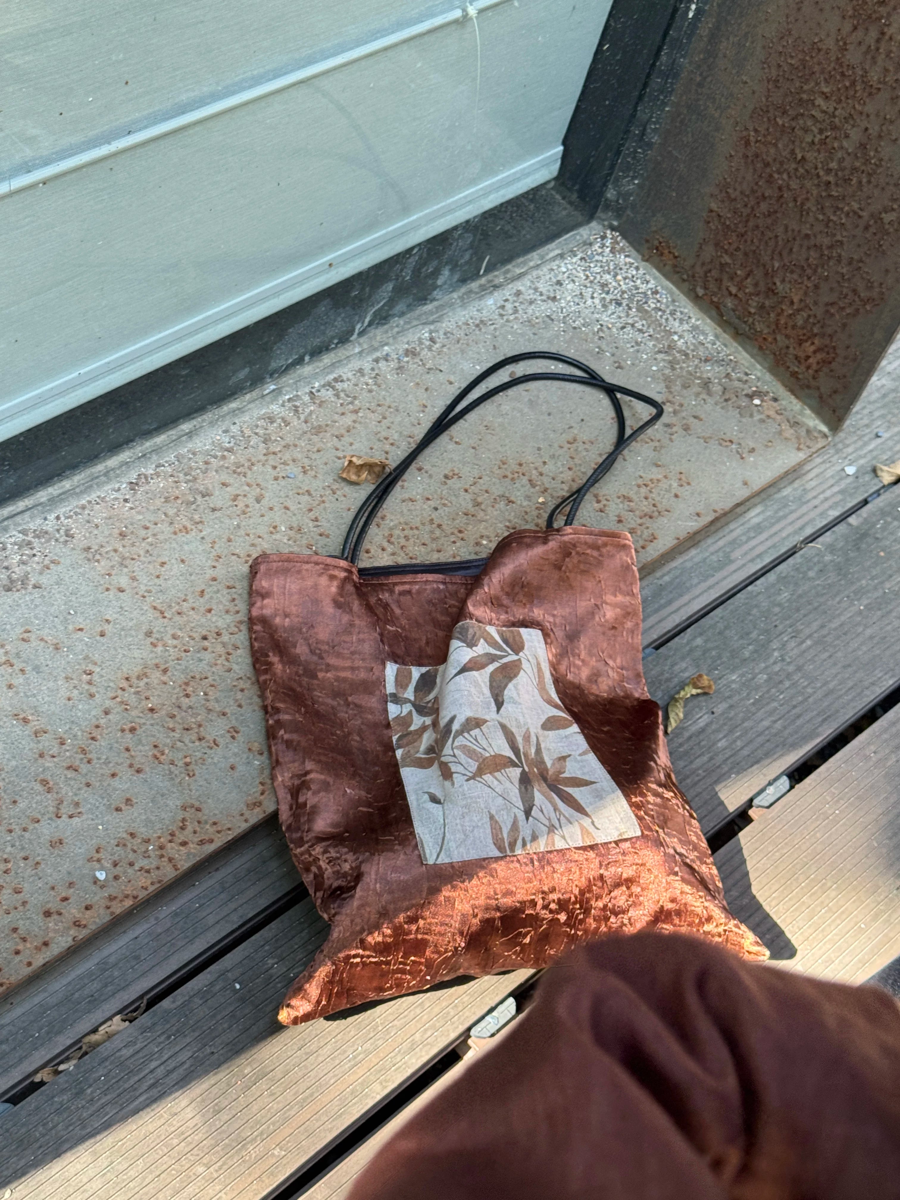Artistic Pleated Contrast Tote Bag - Lumivault