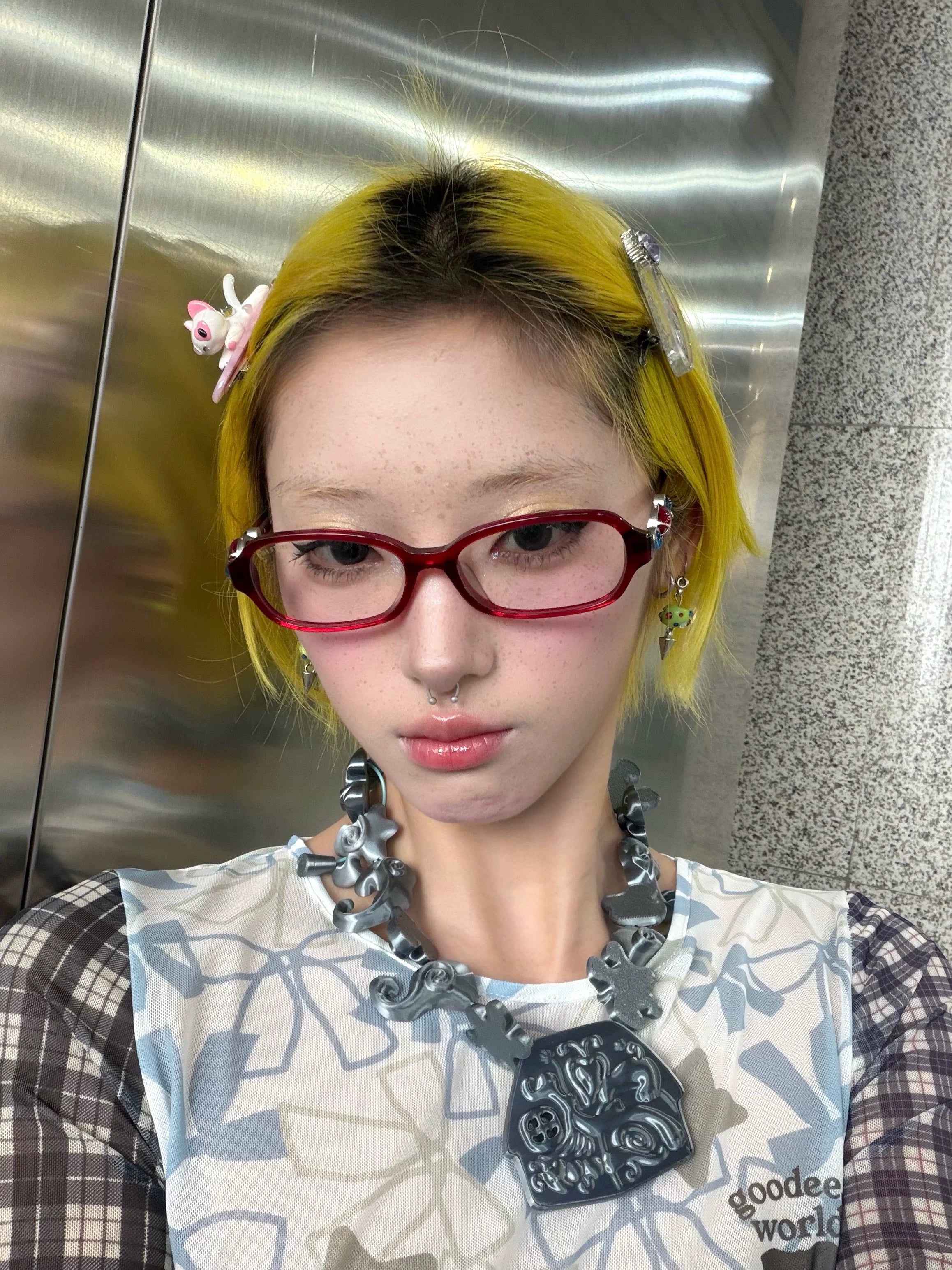 Retro Rouge Rectangular Glasses - Lumivault