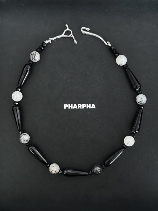 Pharpha Black & White Necklace - Lumivault