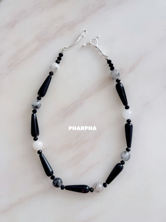 Pharpha Black & White Necklace - Lumivault