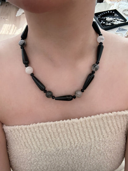 Pharpha Black & White Necklace - Lumivault