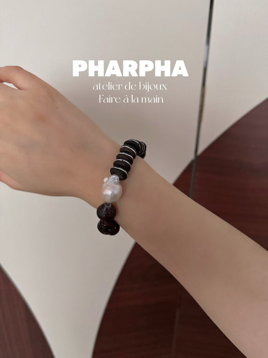 Pharpha Vintage Glass Ebony Pearl Bracelet - Lumivault