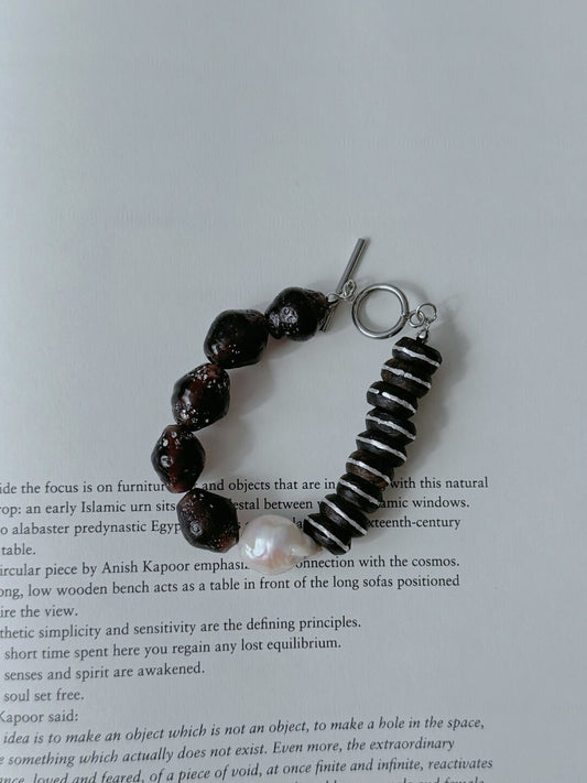Pharpha Vintage Glass Ebony Pearl Bracelet - Lumivault