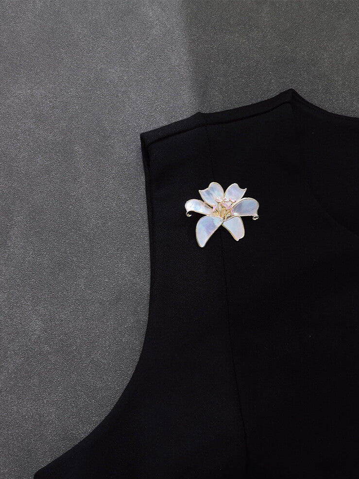 Pearl Oyster Lily Brooch,Lumivault.