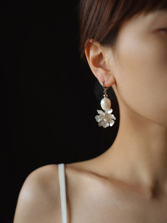 White Flower Pearl Earrings - Lumivault