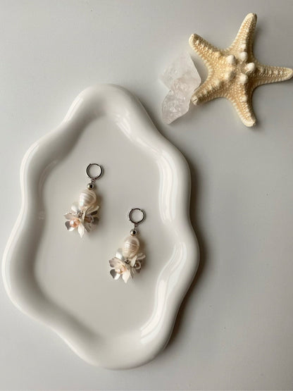 White Flower Pearl Earrings - Lumivault