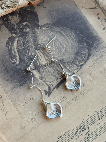 Calla Lily Pearl Earrings