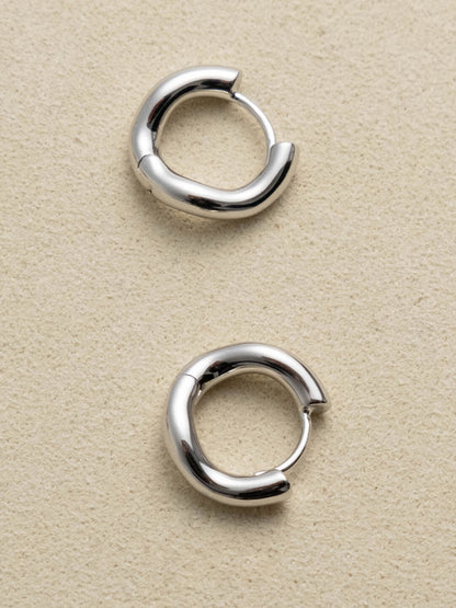 Simple Wave Silver Earrings - Lumivault